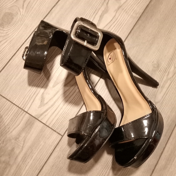 Women's Shoes - Picture 4 of 6